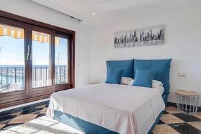 InstaStay Front line Harbor Apartment