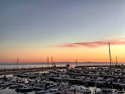 InstaStay Front line Harbor Apartment