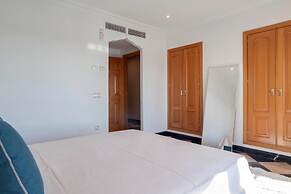 InstaStay Front line Harbor Apartment