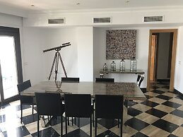 InstaStay Front line Harbor Apartment