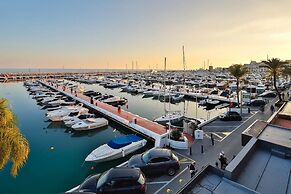 InstaStay Front line Harbor Apartment