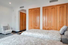 InstaStay Front line Harbor Apartment