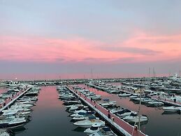 InstaStay Front line Harbor Apartment