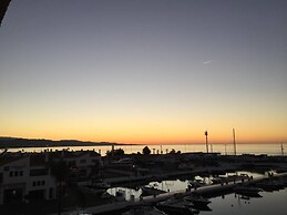 InstaStay Front line Harbor Apartment