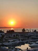 InstaStay Front line Harbor Apartment