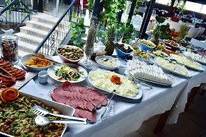 Yucel Hotel