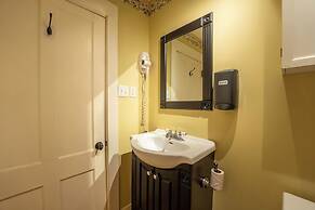 Dominion Hill Country Inn