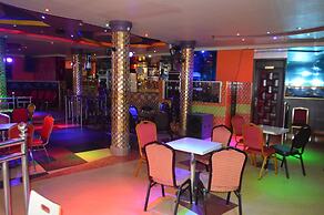 Super Paradise Hotel