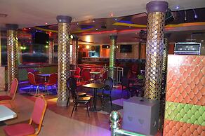 Super Paradise Hotel