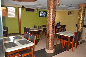 Super Paradise Hotel