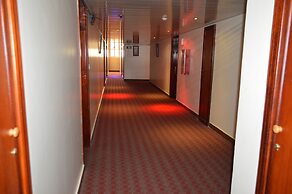 Super Paradise Hotel