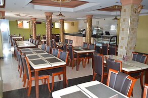 Super Paradise Hotel