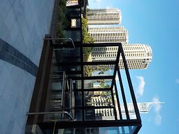 Circle on Cavill - HR Surfers Paradise