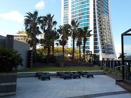 Circle on Cavill - HR Surfers Paradise