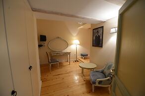 Caravan Hotel