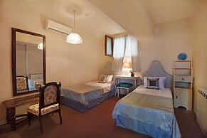 Caravan Hotel