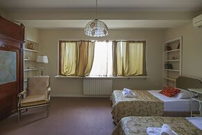 Caravan Hotel