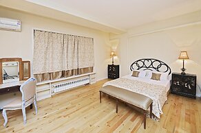 Caravan Hotel