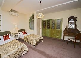 Caravan Hotel