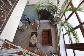 Caravan Hotel