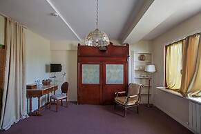 Caravan Hotel