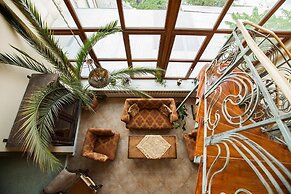 Caravan Hotel