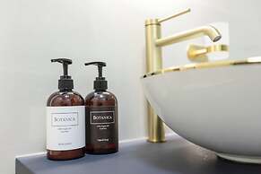 Decadent Art Deco Apartment in Old Town