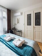 Decadent Art Deco Apartment in Old Town