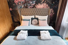 Decadent Art Deco Apartment in Old Town