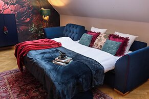Decadent Art Deco Apartment in Old Town