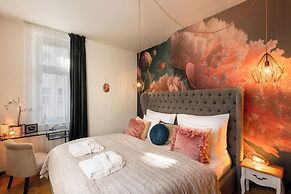 Decadent Art Deco Apartment in Old Town