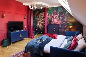 Decadent Art Deco Apartment in Old Town