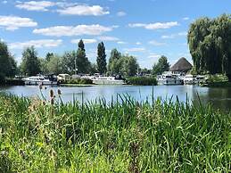 Pike & Eel Hotel and Marina