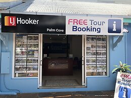 Hibiscus On Palm Cove at Marlin Waters