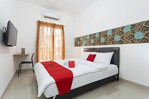 RedDoorz Plus @ Boulevard Residence BSD