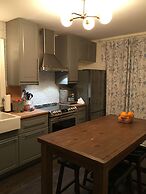 Beautiful 4BR Downtown House, Sleeps 10