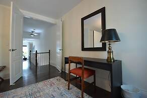 Beautiful 4BR Downtown House, Sleeps 10