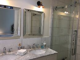 Beautiful 4BR Downtown House, Sleeps 10