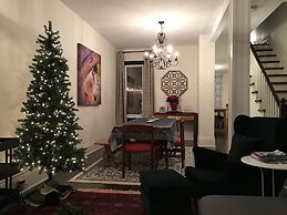 Beautiful 4BR Downtown House, Sleeps 10