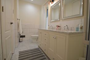 Beautiful 4BR Downtown House, Sleeps 10