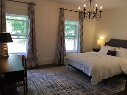 Beautiful 4BR Downtown House, Sleeps 10