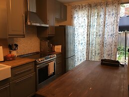 Beautiful 4BR Downtown House, Sleeps 10