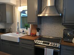 Beautiful 4BR Downtown House, Sleeps 10