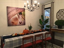 Beautiful 4BR Downtown House, Sleeps 10