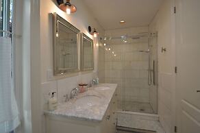 Beautiful 4BR Downtown House, Sleeps 10