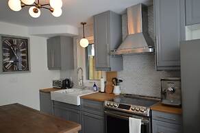 Beautiful 4BR Downtown House, Sleeps 10