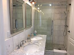 Beautiful 4BR Downtown House, Sleeps 10