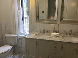 Beautiful 4BR Downtown House, Sleeps 10