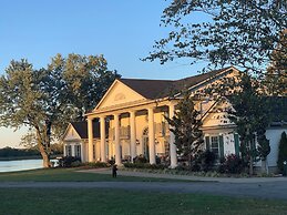 The B & B at Queenslake