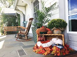 The B & B at Queenslake